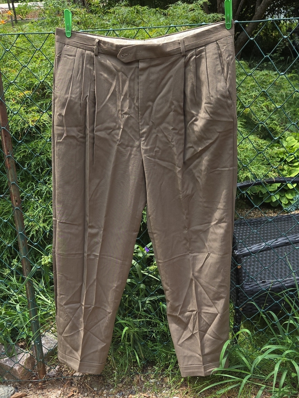TALLIA Men's Pleated Chinos in Taupe